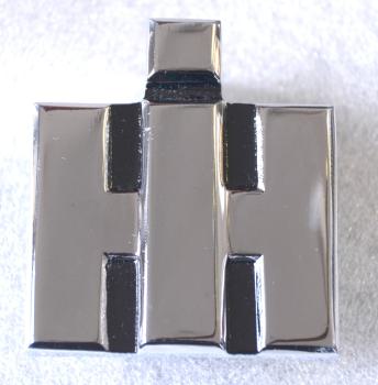 Emblem, Zeichen für IH, Alu poliert, teilweise Farbe schwarz